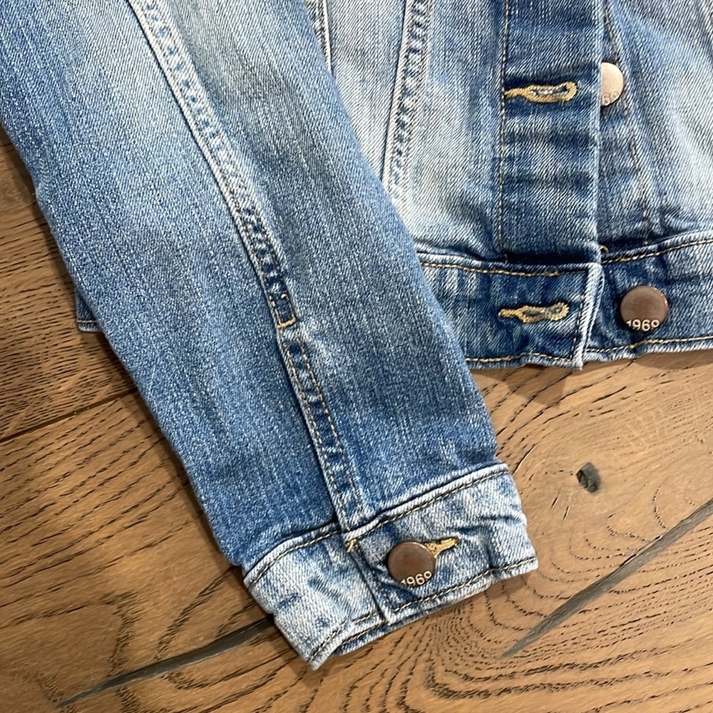GAP Light Blue Denim Jean Jacket Distressed XS - Picture 4 of 7